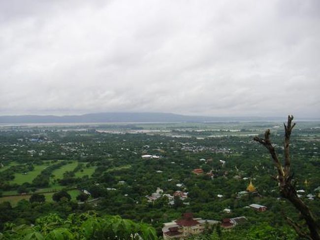 　頂上からの眺めです。なにもな〜い感じの風景を見ながら、一休み。再び麓へと下っていきます。