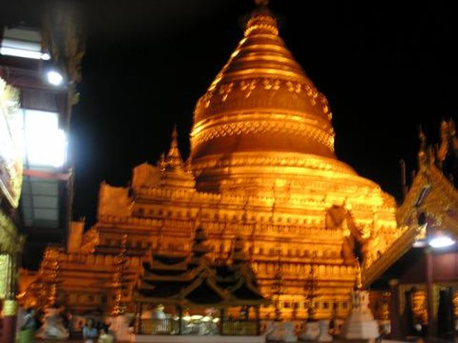 　夜はサイカー（自転車の横に背中合わせで２人乗れる座席をくっつけた乗り物）で人形劇を見に行きました。<br /><br />　写真はライトアップされるバヤー（表紙は昼間の写真）。