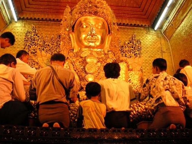 　３日目。この日は友人と別行動をとることに。ホテルの近くに、昨日乗ったサイカーの運転手さんがいたので、貸切で市内観光を頼むことに。<br /><br />　まずは、バヤーへ。<br /><br />　バヤーの中の様子。中は女子禁制で男性のみ入ることができます。<br /><br />　金を伸したものを買って、階段を上っていき、仏像にペタペタと貼り付けて拝んでいます。<br /><br />　初めてみる光景だなあ。