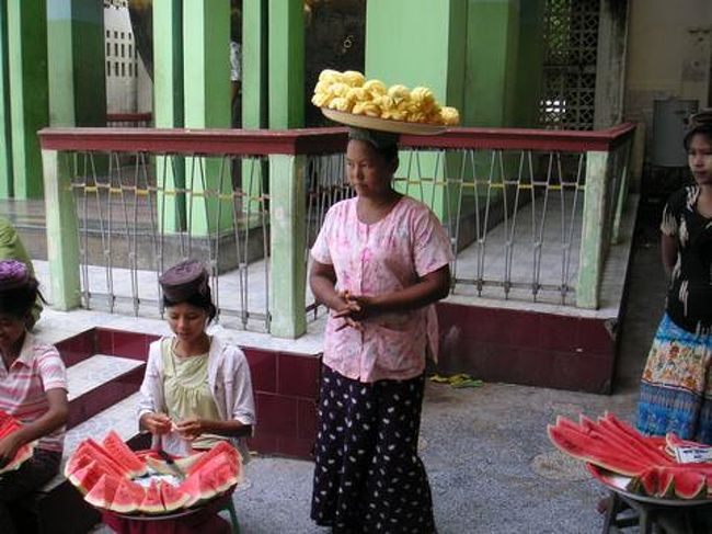 　境内で果物を売っている人。写真とらせて、と頼むと「じゃあ、なんか買って」。<br /><br />　写真を撮らせてもらう代わりにパイナップルを買って道々食べることに。<br /><br />　東南アジアのパイナップル、甘くておいしいですよねえ。最近、日本で食べるとやたらすっぱくて・・・。
