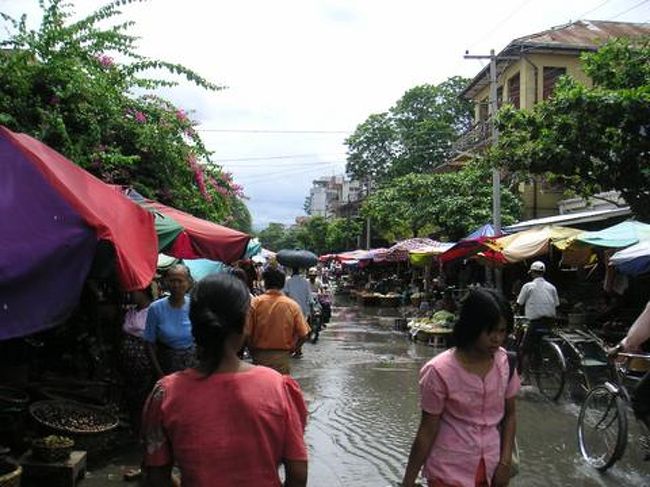 　このサイカーお兄さんと仲良くなり、いろいろと話をしました。何十キロか離れた村から妻子を置いて出稼ぎに来ていること。将来日本で働きたいと思っていること（収入も大きいけど、出費もでかいよ、と言っておいた）。カレーも、自分たちが食べるのは具なんか無いなあ、とか。<br /><br />　一般の人と外国人との運賃は、１０倍だそうな。腹は立たないなあ。むしろ、「安い安い」を連呼するのをやめようと思いました。いい感じしないですもんね。言われた方は。<br /><br />　次に、写真のマーケットに連れて行ってもらいました。