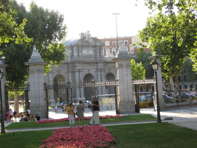 レティーロ公園から見たアルカラ門。