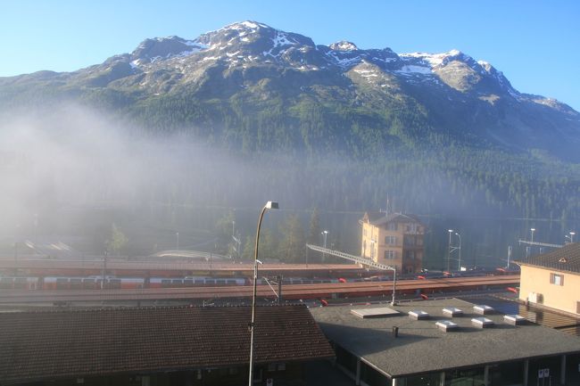朝、部屋から見たサンモリッツ駅。ほんとに駅とサンモリッツ湖が目の前です。霧に包まれて幻想的。
