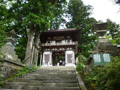 こちらの山門で、拝観志納金３００円を納めます・・・実は、左に入る道（大神山神社奥宮に続く石畳の道）が有り無料で行けますが、どちらにするかはお任せします。
