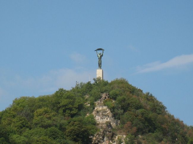 ホテルゲッレールトはこの「ゲッレールトの丘」の<br />ふもとにあります。<br /><br />写真は「しゅろの葉をかかげた女性」の像。<br />ブダペストの自由の象徴だとか。<br /><br />今回時間がなくてこの丘に登れなかったのも残念。<br />やっぱりもう一度ブダペストに行かなくては！