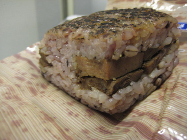 中はこんな感じです。<br />塩味がきいていて、けっこう濃い味でしたぁ。<br />私的には焼肉の牛タンの方がすきです。<br />なんか肉ー！って感じでした。