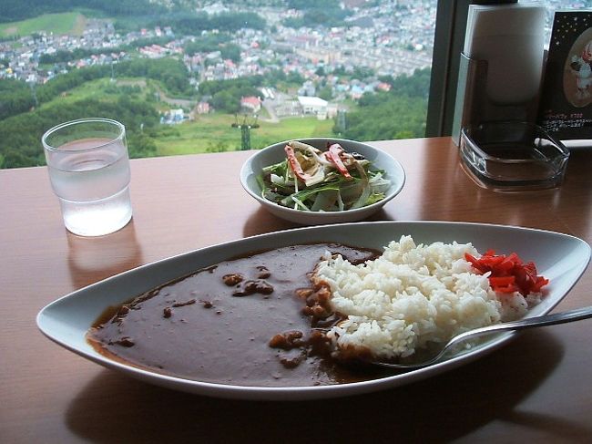 　天狗山レストハウスで展望を楽しみながらカレー￥８００を食べ、食後のコーヒー￥４００を楽しみます。