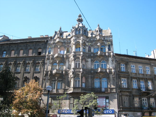 シナゴーグを出て西駅へ向かいます。<br /><br />これは何のビルでしょう？<br />こういう建物が今も現役で使われているのって<br />いいですよね〜。<br />