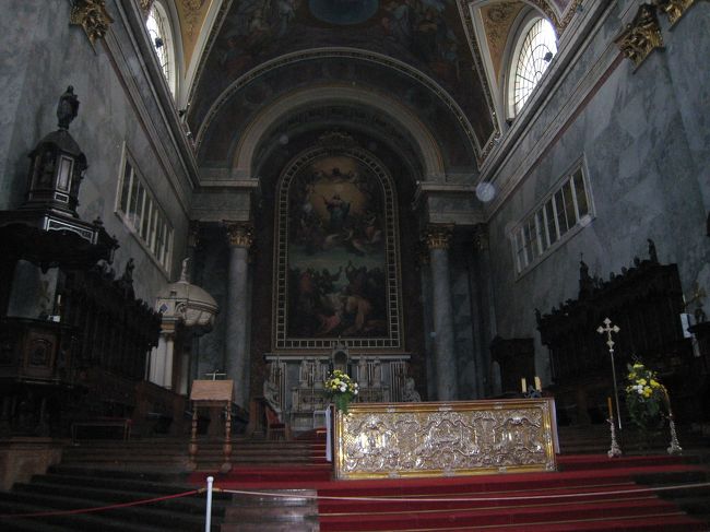 内部は薄暗く、なんだかありがたい雰囲気です。