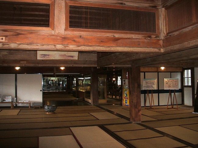 　入館料大人1人300円を払って中に入ります。<br />　これが鰊御殿の中です。<br />　この鰊御殿は積丹地方の鰊網元で、鰊大尽と呼ばれた田中福松氏の屋敷です。明治30年に西積丹の古宇郡泊村に建てられたものです。その後の昭和33年に現在地に移築復元されたのだそうです。