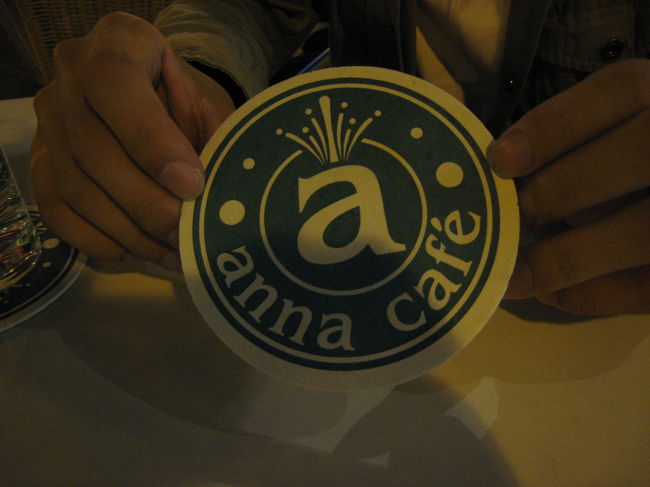 ブダペストに戻り、ヴァーツィ通りで最後の買い物を<br />済ませます。<br /><br />晩ごはんは「アンナカフェ」で。<br />豆のグヤーシュとパンのセットで軽めに食べました。<br />セット２つとお水２つで合計2700円くらい。<br /><br />毎日グヤーシュばっかり食べてますが、お店によって<br />味が全然違って飽きないんですよ〜。