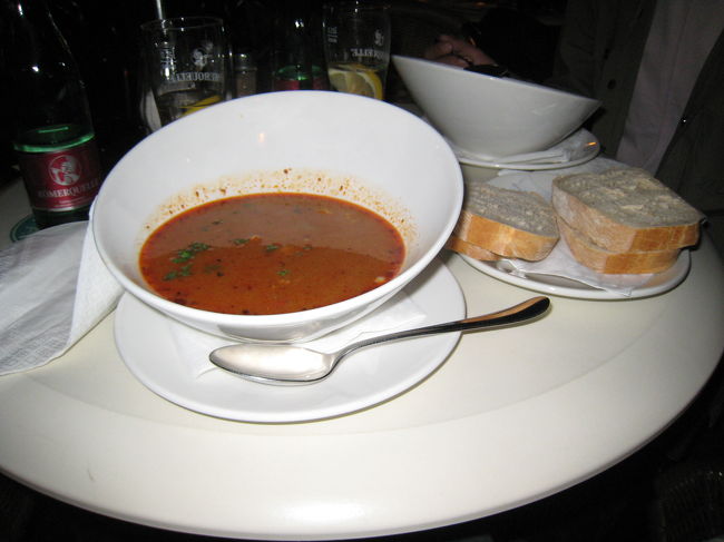 ここのグヤーシュはさらさらで「スープ」って感じ。<br /><br />すごく奥行きの深い複雑な味でおいしかったですが、<br />私はどちらかと言うとどろっとして具が多い<br />「シチュー」タイプが好みかも。<br />