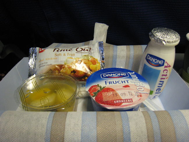 こっちは朝ごはん。<br /><br />なぜかヨーグルトと飲むヨーグルトのダブルパンチでした(笑)