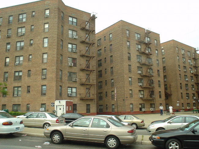 ブルックリンのビル。JFK空港から、マンハッタン島に向かいます。