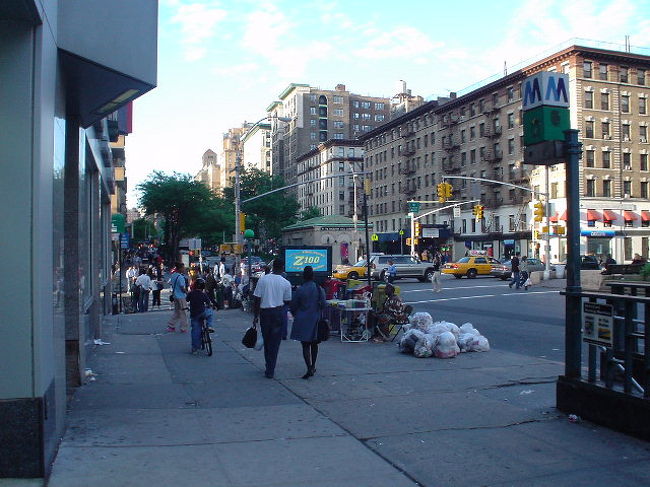 ホテルのある96丁目あたりの街並みです。<br />もう、、、下町です。