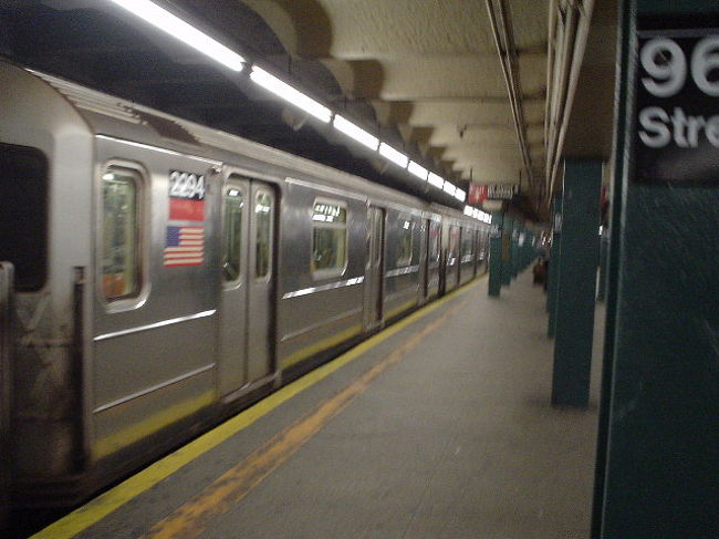 夜ですが、地下鉄でお出かけ。<br />エンパイアステートビルにのぼって、到着したばかりのNYCの夜景を見に行きます。