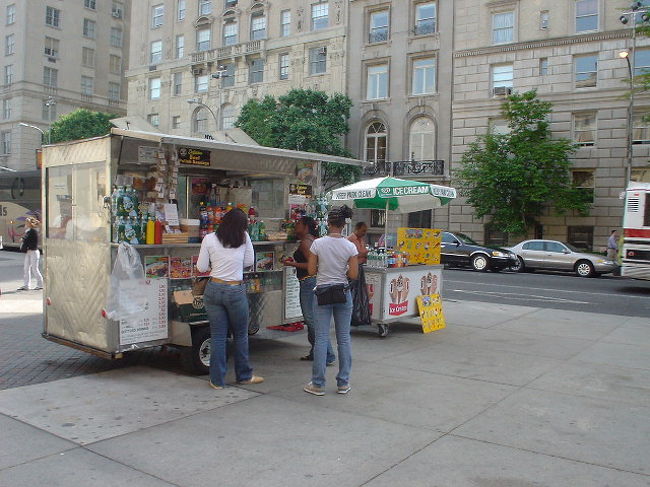 おっと、その前に、腹ごしらえ。食事は、近くのホットドッグスタンドで。