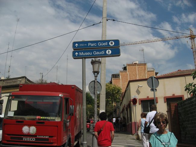 バルセロナ３日目はグエル公園へ。<br />市バスの２４番に乗るとグエル公園の目の前にバス停があると聞いていたので、バスで行きたかったのですが、あまり下調べをしていかなかったので地下鉄での移動となりました。<br />レセップスの駅から「この道であってるのだろうか…」という疑心暗鬼のもと、たま〜に道端にあるグエル公園の看板を頼りに３０分くらいかけてグエル公園まで行きました。