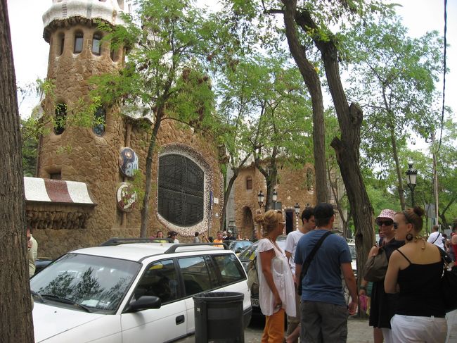 大通りにバスツアーの停留所があり、バスからドヤドヤっと人が降りてきてみんないっせいに坂を登り始めます。<br />ここがグエル公園への道だなと感じ、私もその方向へ。<br />坂道を登ってしばらく（１０分くらい？）行くとこんな感じの門が見えてきます。<br />途中からお土産屋さんや食事するところも出てきますが、到着を感じた瞬間。