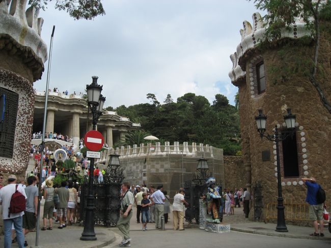 さすがのグエル公園は平日でも世界中から詰め掛けた観光客でイッパイです。<br />わくわく。