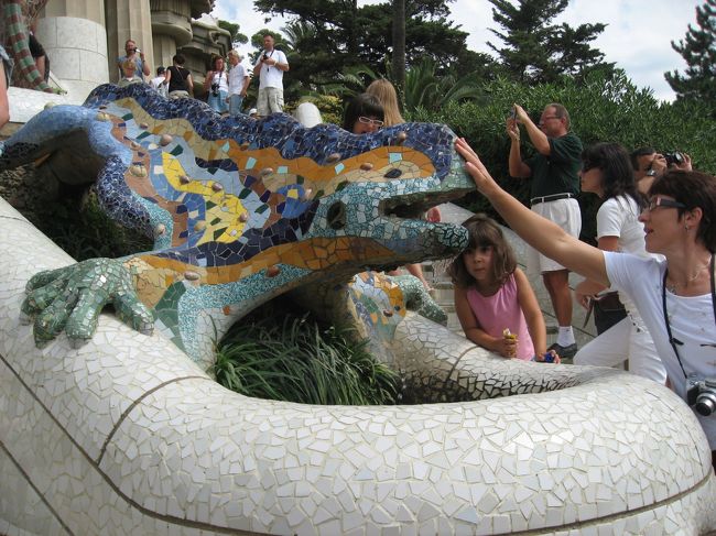 ファンキーなオブジェから数段階段を登ってゆくと、待ちに待ったトカゲ君と出会えました！<br />超人気で、いつまでたっても彼を独占することは出来ませんでした。