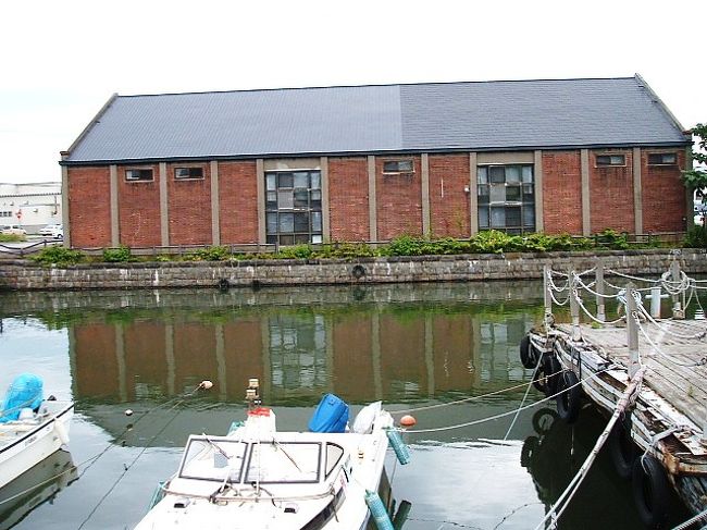 　また小樽市街に帰って来ました。石造りの倉庫が建ち並ぶ小樽運河周辺を少しだけ散策です。ここは北運河の所です。