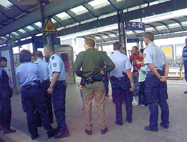 ホームで乗客と車掌と駅員と話していた、何やら、車内で何かあったようだ。そのせいで、電車は１０数分遅れた・でも、何も言わない。日本だったら、言い訳言うのにね。
