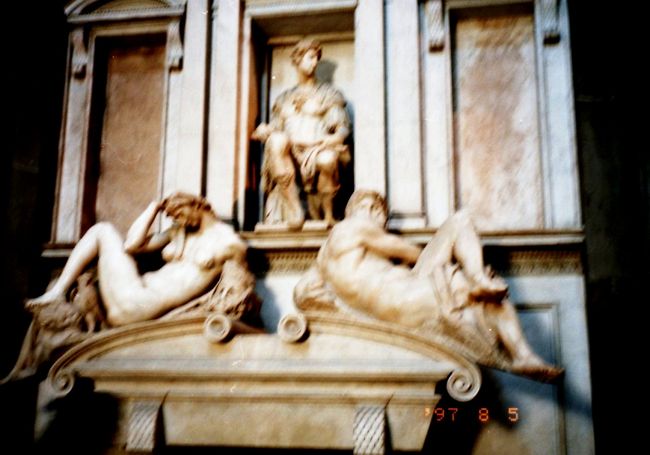 ここの「新聖具室」はミケランジェロ設計（1521-24）でシンプルな小さな霊廟。壁面に設けられたニッチや付け柱、窓、円蓋などは計算されたバランスと明快さを持って配置され、墓碑が一体となっている。ウルビーノ公ロレンツオの像には「思索」、ネムール公ジュリアーノの像には「行動」の題名をミケランジェロ自身が与え、棺の上にはそれぞれ「黄昏と曙」、「昼と夜」と題された４体の擬人像が横たわっている。ここにフィレンツェ大理石芸術の粋が見られる。