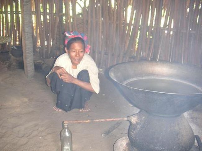 　やし酒は先ほどの汁を写真のような方法で蒸留させて造ります。<br /><br />　使いまわしのビンにつめたものを売っていたので１本購入。これもちゃんとやしの風味のするおいしいお酒でした。しかし、ホテルの部屋の中でキャップが壊れて、部屋中がやしのにおいで充満してしまい、残念ながら捨ててしまいました。<br />　<br />　