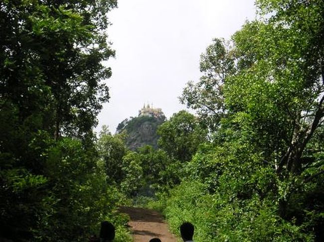 　集落を離れしばらくすると、ポッパ山が見えてきました。