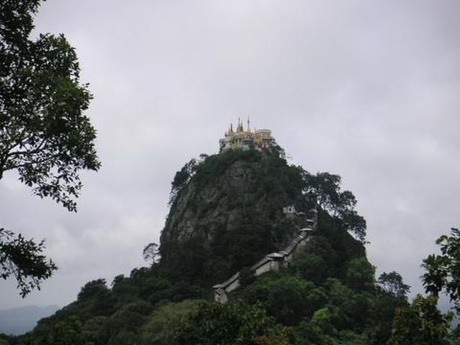 　がけの上には寺院が建っています。建てるの大変だったろうなあ。<br /><br />　入口から螺旋状に廻らされた階段を登っていきます。途中には野生のサルもいて、結構物怖じせずに近くに寄ってきます。