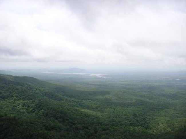 　頂上からの眺め。天気はちょっと曇ってるけど、ちょっと疲れた体に涼しい風が心地いい・・・。しばらく身を休めた後、再び来た道を下っていきます。<br /><br />　帰りに、送迎の車が私の祖父が乗っていた日産の車にそっくりだなあと思い聞いてみると、「日産の車で、自分が８人目のオーダーだ」とのこと。<br />　サニーのかなり古い型式だと思うけど、まだまだ元気に走ってるんだなあ。<br /><br />　そういえば、空港の中のバスも日本の古いバスをそのまま使ってた。私が子供のころの東武バス懐かしかったもんなあ。<br />