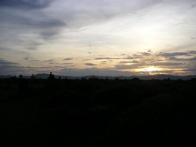 　ポッパ山から戻ってきて、宿で一休み。この日もまた夕日を見に出かけます。サイカーのお兄さんに「夕日のきれいなところ教えて」と聞くと「お勧めのパゴダがあるので案内するよ」とのこと。<br /><br />　友人はサイカーに乗り、私は宿で自転車を借りて、後ろから付いていくことに。<br /><br />　到着したパゴダは別に有名なところではないらしく、ほとんど人はいませんでしたが、写真の通りここもきれい。人ごみの中で見た前日の夕日より、静かに眺めたこの日の夕日の方が、心にしみる気がします。