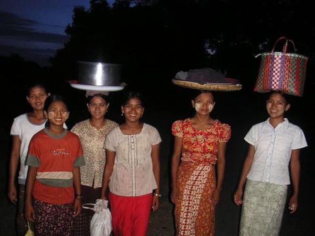 　帰り道に、頭に荷物を載せて運んでいる女の子達とすれ違いました。「写真取らせて」と話しかけたものの、英語が通じないため、サイカーのお兄さんに通訳をお願い。恥ずかしがりながらも快くＯＫしてくれました。<br /><br />　彼女たちが頬につけているのは「タナカ」という、木の粉です。日焼け止めとおしゃれのために塗っているそうです。<br /><br />　