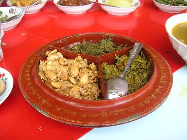 　ラペットゥという、お茶の葉の塩漬け、ナッツなどの和え物。さっぱりしていて結構おいしい。お茶請けに食べるようです。