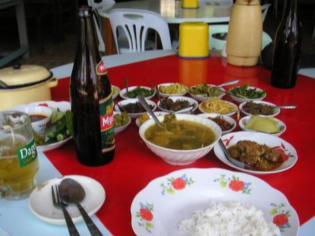 　この日の夕食。食堂でカレーを頼むと、おかずがいっぱい付いてきます。ご飯もお代わりし放題。味は、日本人にはちょっと油っこい料理が多いかなあ。慣れるまでは厳しいかも。<br /><br />　ミャンマービールはおいしいです。輸入して飲みたいくらい。