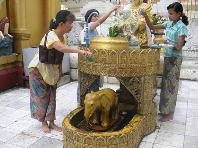 　パヤーの中。ミャンマーには“八曜日”というのがあって、生まれた曜日によって象徴する動物が決まっているそうです。写真は“牙なし象”。自分の動物の像に水をかけ、願掛けをしています。