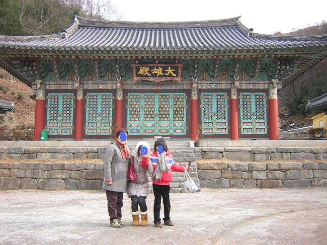 熱心な仏教徒のJのおうち。<br />パパは仏教大の教授です。<br /><br />私も仏教徒（熱心でないのは秘密）ということで、皆で古くからある仏像にお参りしました。<br /><br />韓国と日本では手を合わせるやり方が違います。<br />韓国は立ったまま手を合わせる→座って床に頭を付ける<br />・・・を何度も繰り返します。<br />小学6年生のDが私の先生です。