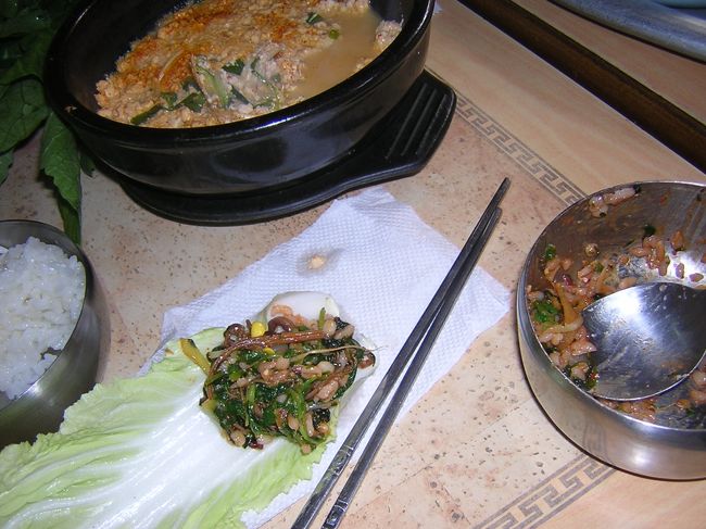 そうして出てきた無等山スンドゥブ？<br />豆腐がおぼろ豆腐状態です。<br /><br />写真のように小さい白菜に載せて食べます。<br />味は・・・<br />おいしい。すごくおいしいーっ！！<br />ガシガシ食べる私に満足そうなJファミリー。<br /><br />小皿がないので、皆のまねをして紙ナプキンを使いました。