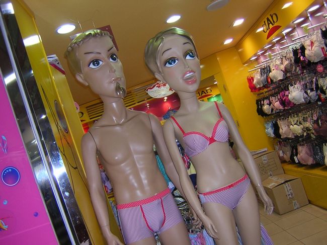 昼食後はタクシーで光洲の中心部へ。<br />ママはカルチャースクールがあるのでお別れ。<br /><br />J&amp;D&amp;hipopoの3人で中心街でお買い物。<br /><br />ベタですが、ミシャでBBクリームをゲット。<br />Jは今アメリカに住んでいるのでBBクリームの存在を知りませんでした。<br /><br />写真は地下街にあるミシャの近くの店で撮った物です。<br />Jが「これ撮りなよー」と強く勧めるので撮ったのですが、一体・・・<br /><br />その後日暮れまでダラダラ買い物をし、疲れて泣きそうになった小学生Jにジュースを補給して帰宅。<br /><br />おいしい手作り夕食の後、<br />Jのパパが収集している世界の仏像切手コレクションを見ながら夜はふけていくのでした。