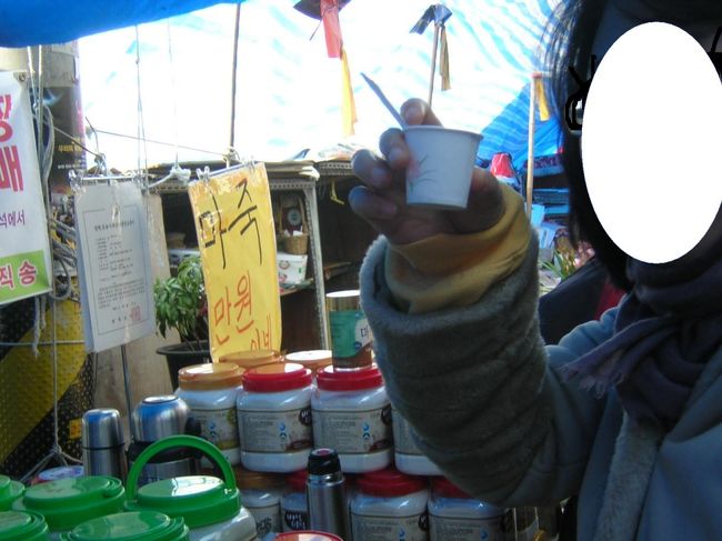 木の根っこの健康ジュース試飲中。<br /><br />この後、Jのお姉ちゃんのベビーシッティングに参加。<br />ゴージャスなマンションでトーマスの歌を歌ったり、ベビーから強力パンチを喰らったりして一日が終る。