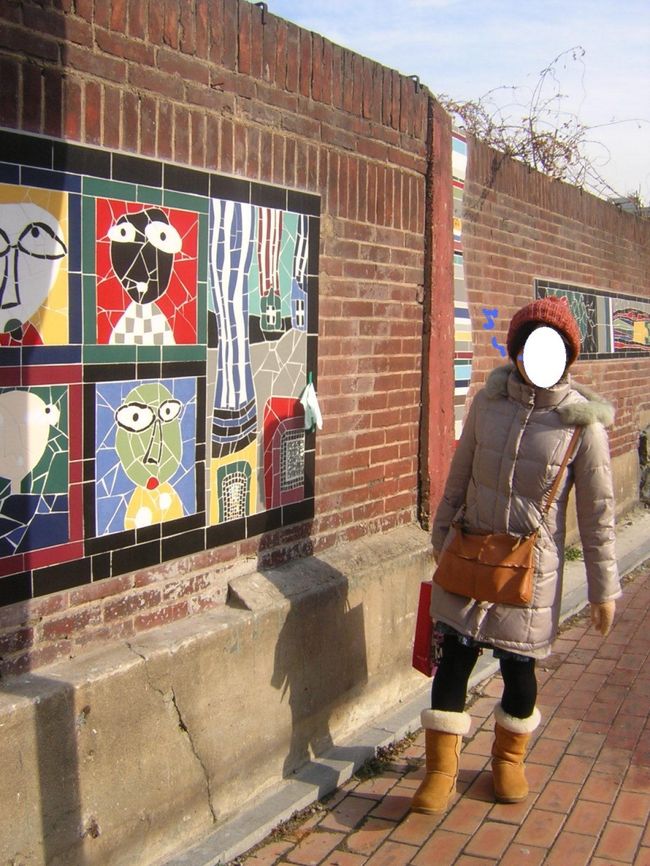 1時間ほどで戻ってきたJ。<br />「今日はお姉ちゃんの展示会に行こう」<br />とのこと。<br />Jには2人のお姉ちゃんがいて、2番目のお姉ちゃんは画家なのです。<br /><br />アートタウンを散策しつつ、展示会場に向かうというのでお供。<br /><br />光州の中心部には画材屋さんや画廊が立ち並ぶこんな素敵な場所があります。