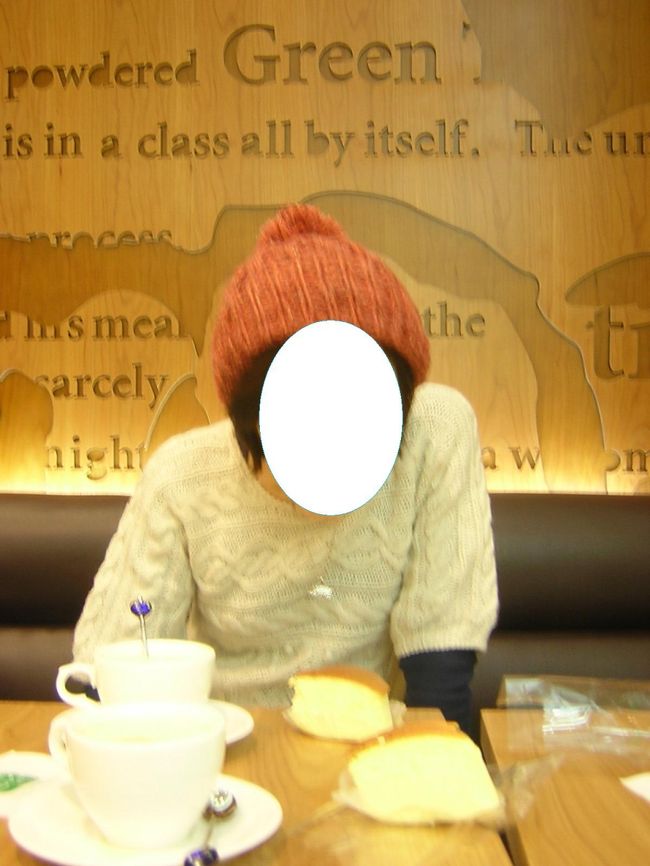 光州のロッテ百貨店の地下のグリーンティ・カフェ。<br />実は後ろの壁のデザインはJのお姉ちゃんが手がけたもの。<br />カジュアルな店の雰囲気にマッチして、とても素敵です。<br /><br />カフェではグリーンティ・ラテを注文。<br />濃厚でおいしい。