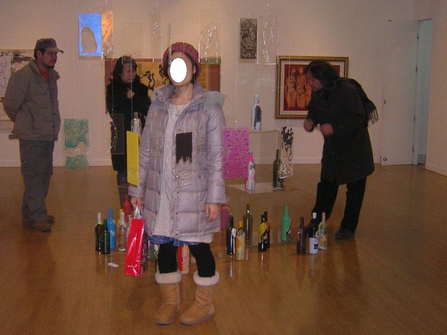 ロッテ百貨店の別館で行われたJのお姉ちゃんと美大仲間の展示会。<br /><br />見えづらいのですが、ぶら下がっているアクリル板がJのお姉ちゃんの作品です。<br /><br />今回のテーマは「裸像」なんですって。