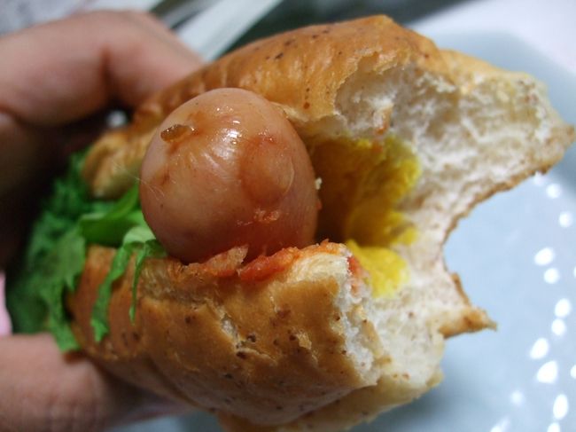 　おっ！これが市原市内で噂の<br /><br />　直径25ｍｍのウインナ。<br /><br />　細挽きと粗挽きの配合比率はこの<br /><br />　マイスタードックの為に極秘プロジェクトで<br /><br />　決定したもの。