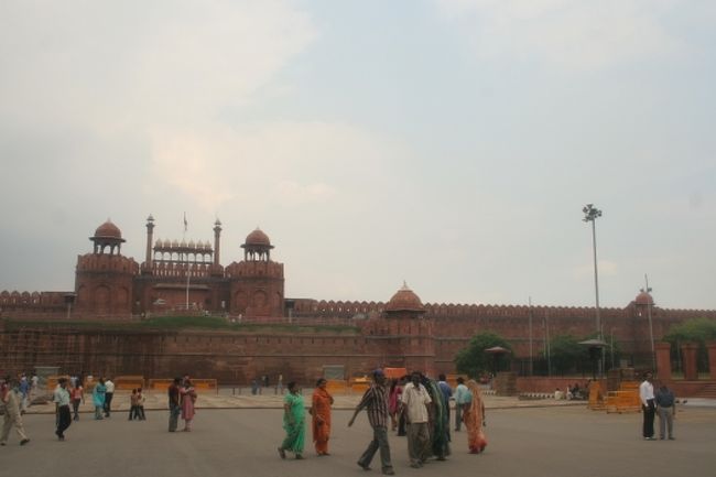 ラール・キラー<br /><br />別名レッド・フォート（赤い城）<br /><br />ムガル帝国第5代皇帝シャー・ジャハーンが1648年に都をアーグラからデリーに移す際に、遷都に先立って9年がかりで造営されました。<br /><br />赤砂岩の城壁は総延長2kmに達します。