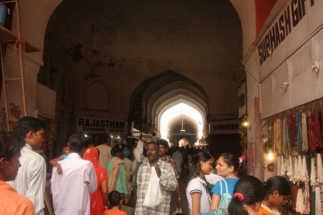 門をくぐるとアーケードになっていて土産物屋が並んでいます。<br /><br />当時は市場として使われていたようです。