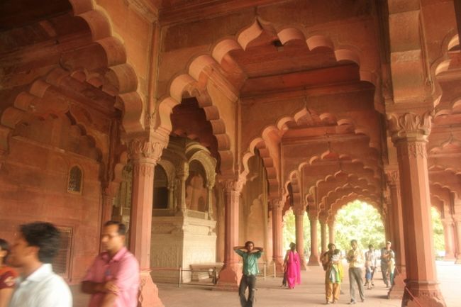 謁見の間<br /><br />真ん中の白大理石が皇帝が座る玉座です。