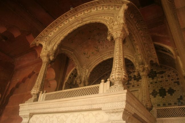 玉座<br /><br />当時はサファイヤやルビー、エメラルドなど世界中から集められた宝石が埋め込まれ輝いていたようです。