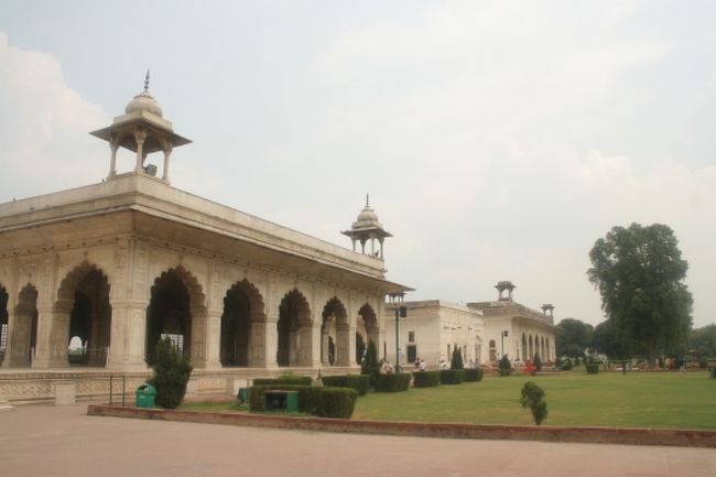 芝生や木陰でのんびりしているインド人家族やカップルも多かったです。